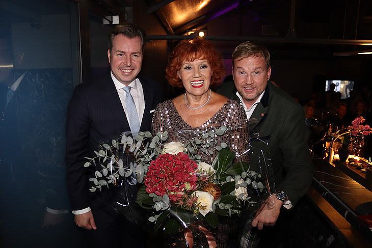 Sofitel Munich Bayerpost General-Manager Emiel van Dijk, Sängerin Sarah Laux, Kai Pierre Thieß (Juwelier Hilscher) bei der Release-Party „Life is Magnifique!“ im Sofitel Munich Bayerpost (©Foto. Martin Schmitz)